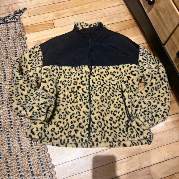 ❤️SOLD❤️NWT ZARA OVERSIZED LEOPARD FLEECE ZIP UP - Picture 4 of 5